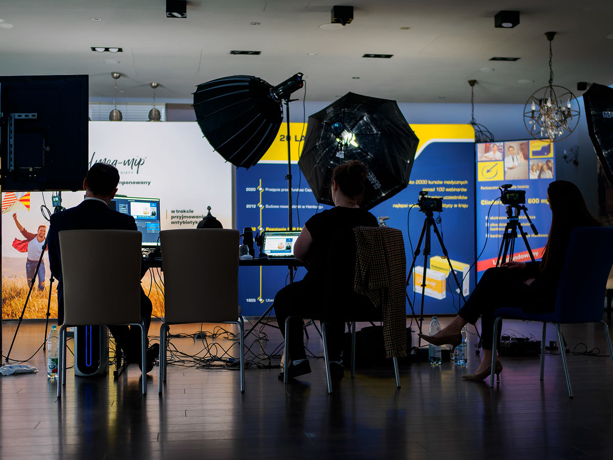 Szerokie ujęcie zza kulis podczas zaawansowanej produkcji transmisji live na konferencji w Gdańsku – Będzie Nagrane.